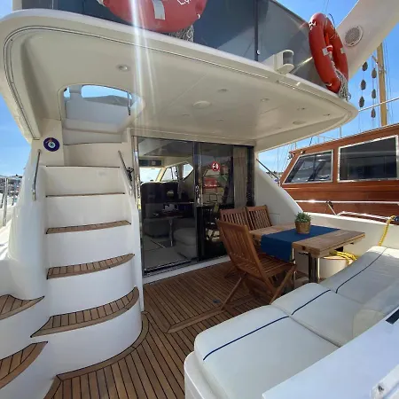 보트호텔 Lares Yachting Çeşme