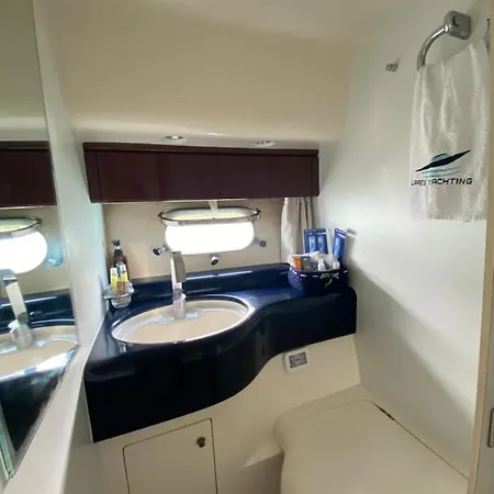 Lares Yachting 보트호텔