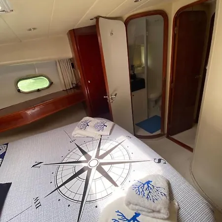Lares Yachting 보트호텔