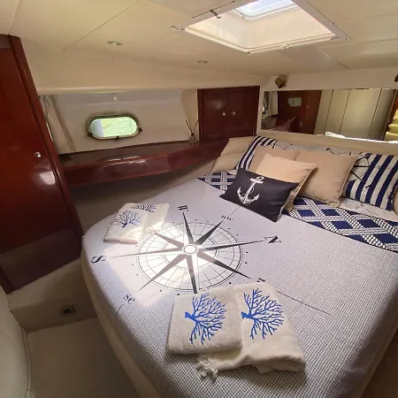 Lares Yachting 보트호텔 *