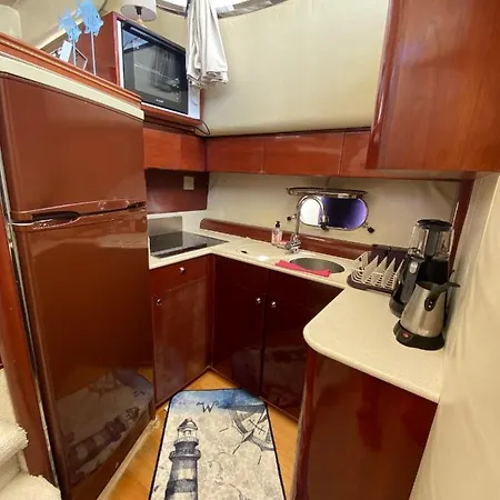 보트호텔 Lares Yachting
