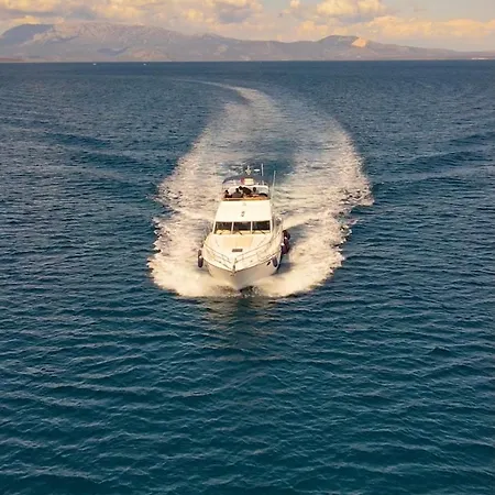 보트호텔 Lares Yachting
