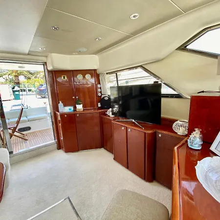 Lares Yachting 보트호텔 *